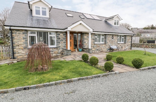 TY NI, pet friendly, character holiday cottage in Dyffryn Ardudwy