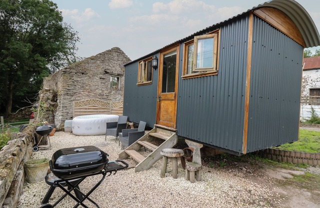 TY OLWYN BACH, pet friendly, with hot tub in Tal-Y-Bont-On-Usk
