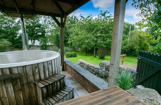 Ty'r Ardd - a ground floor bedroom that sleeps 7 guests in 4 bedrooms