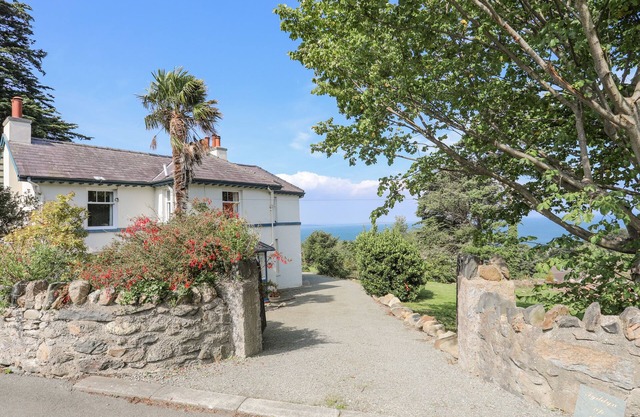 TYDDYN AP IFAN, pet friendly, country holiday cottage in Penmaenmawr