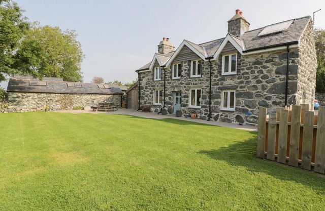TYN FFYNNON, pet friendly, luxury holiday cottage in Dyffryn Ardudwy