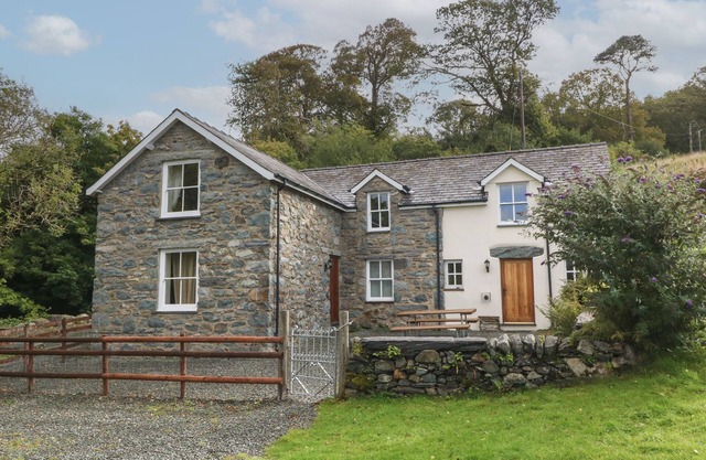 TYN LLWYN, pet friendly, with open fire in Eisingrug