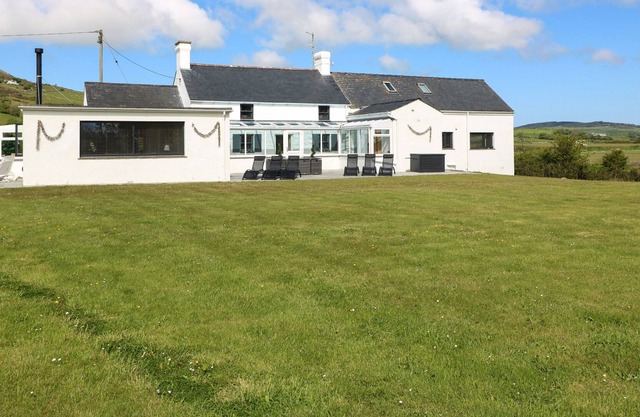 TYN Y BIG, pet friendly, character holiday cottage in Abersoch