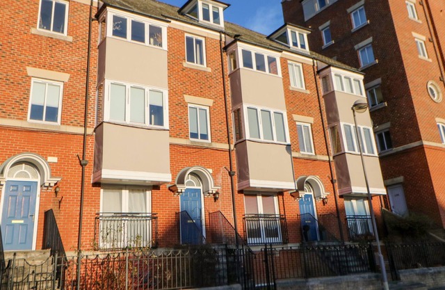 TYNE VIEW, pet friendly, character holiday cottage in North Shields