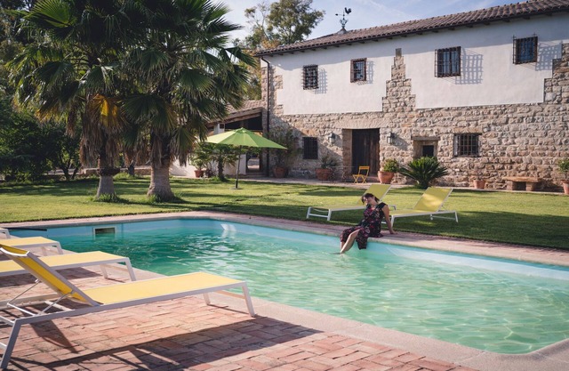 Ferme typique andalouse entourée d'oliviers et de fruits