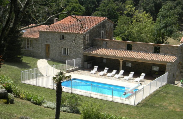 Mas typique catalan avec piscine sur 150 ha de forêt