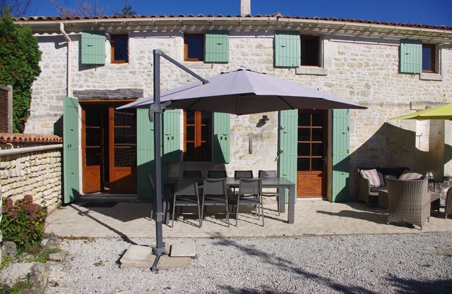 Maison Charentaise typique avec piscine, Saint-Savinien