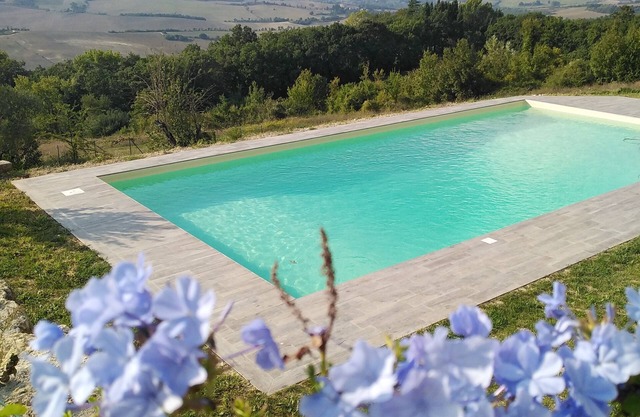 ferme typique avec piscine dans les vertes collines de l'Ombrie
