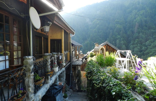 Chalet typique savoyard pour amateurs de montagne calme.