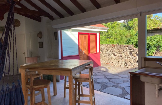 Maison de ville typique au bord de la mer dans un bourg authentique de pêcheurs