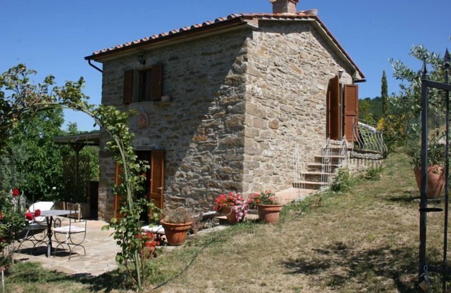 Ancienne maison en pierre pour deux personnes. Romantique, panoramique, tranquille. Connexion Wi-Fi,