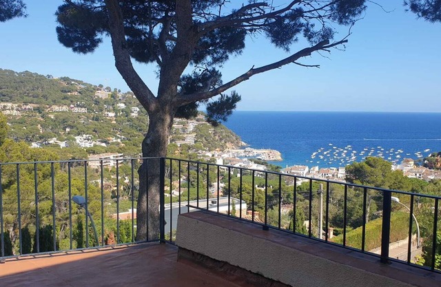 Typical T3 in a quiet chalet with large terrace, sea and garden view, monthly rental