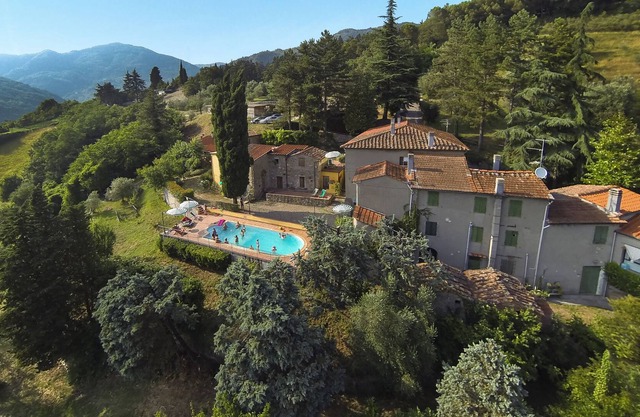 ferme typique de la Toscane, entre Florence et Bologne, piscine