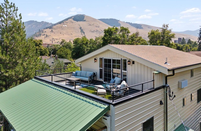 U-District Duplex w/ Rooftop Deck, Near Downtown & UMT