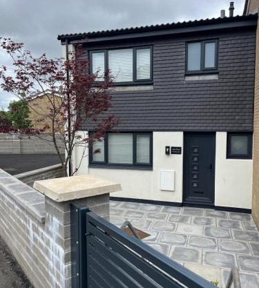Uber Stylish 3 bedroom home off Road parking near town centre and Bike Park Wales