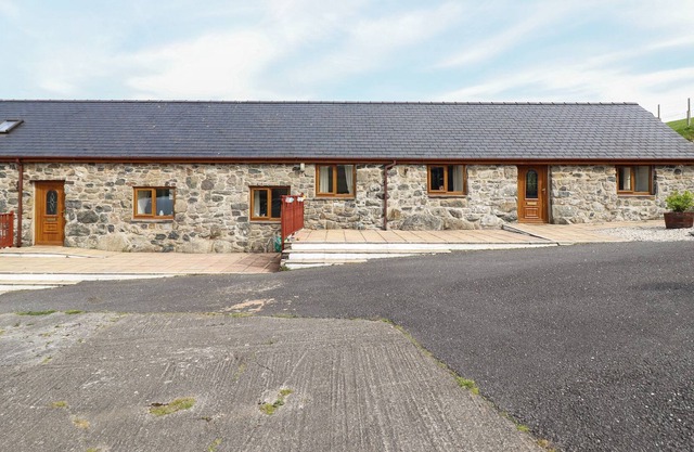 UCHAF, pet friendly, country holiday cottage, with a garden in Tywyn