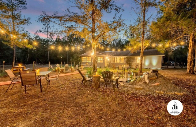 BnB Hyperion | 4BR Retreat | Hot Tub & Firepit