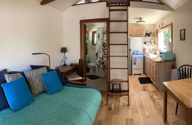 Ulee's Gold: Cozy Cottage with Loft
