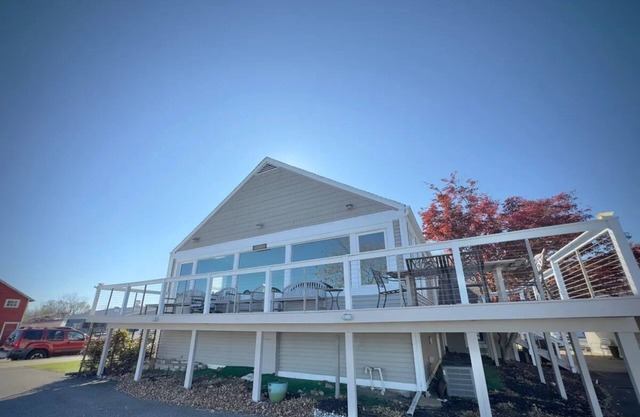 Ultimate Beachfront Home w/6 Bedrooms-walk to everything!