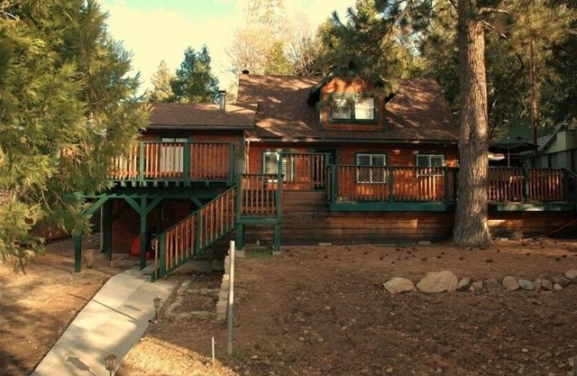3BEARS LAKE CABINE-HOT TUB-POOL / PING PONG / FOOSBALL TBLS-HORSESHOE PIT-WIFI