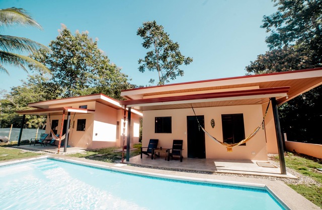 Two Bedroom-Bungalow-de Luxe-Salle de bain et douche-Vue sur Piscine