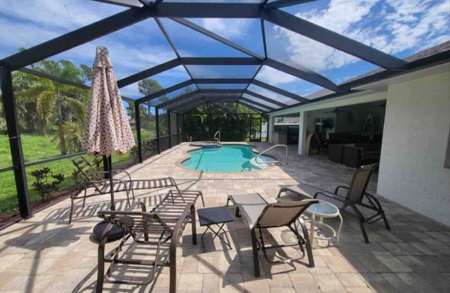 Ultimate Luxury: Spa/Pool/Outdoor Kitchen/Firepits