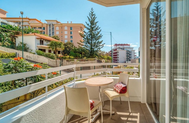 Ultimate Madeira Getaway! Garden View, Swimming Pool, Close to Lido Promenade