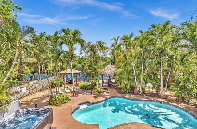 ULTIMATE MAGICAL RESORT..11 BEEDROOMS 7 BATHROOMS. WATER FRONT FAMILY RESORT..