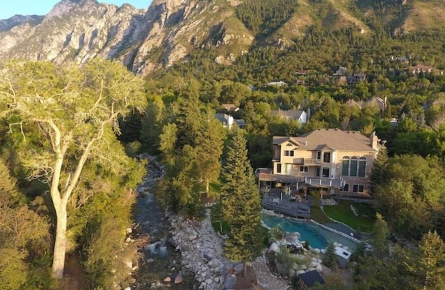 ULTIMATE SKI STAY! CLEAN + MODERN 2 BDRM/2 BATH SUITE + DEN WITH PRIVATE HOT TUB