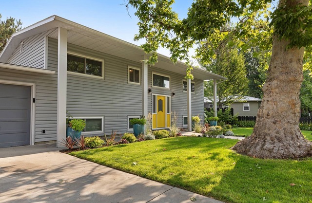Ultra Comfort + Style w/ 2 Living Rooms! Get Cozy Next to Fireplace >10 min to Downtown & BSU!