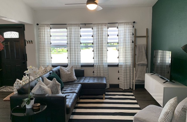 Ultra-cute, newly renovated modern 2/1 home