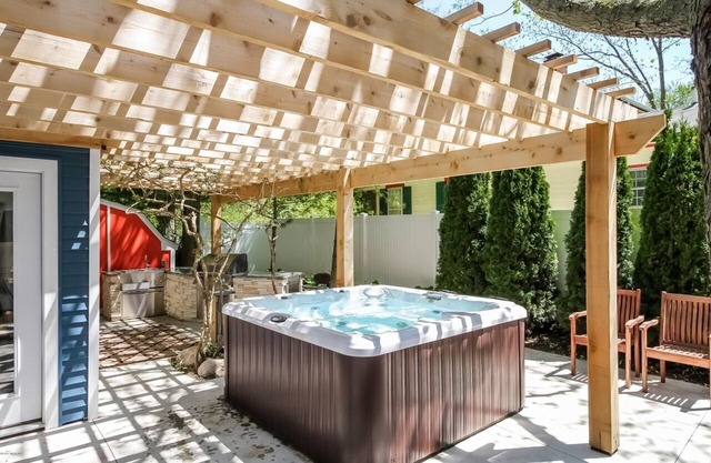 Ultra Lux Villa, Chic design, Hot Tub All Year Round, Minutes Walk From Downtown