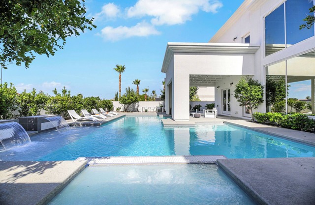 Ultra Luxe & Modern Loft Villa - 15 Mins to Strip