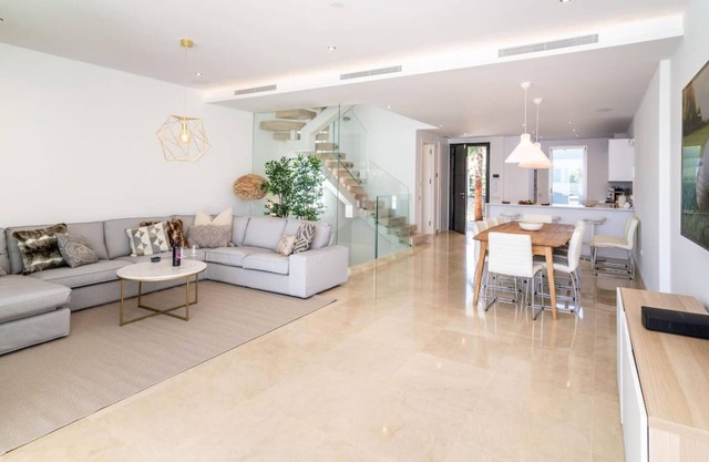Ultra-Modern 4-BDRM Townhouse La Finca (est. 2020)