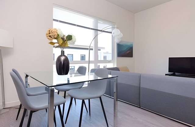 Ultra Modern Redmond 1BR 3 | Fast Wifi| Gym