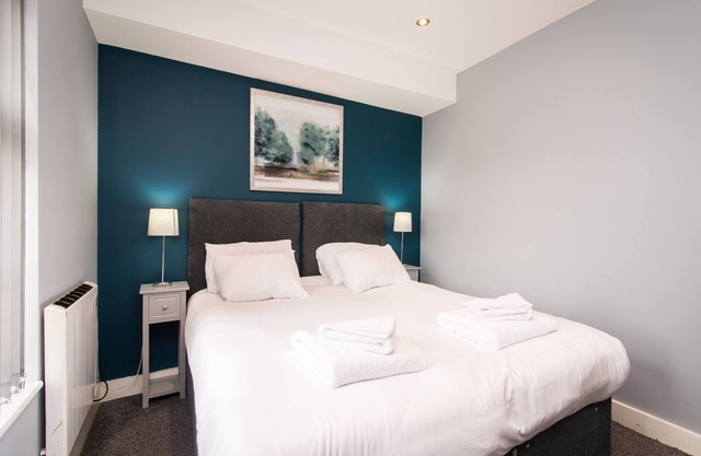Ultraconvenient & Generous 2bed apt w/parking
