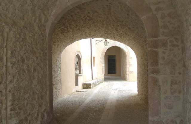 Ombrie, Valnerina, Immeuble de standing dans un petit village medioeval.