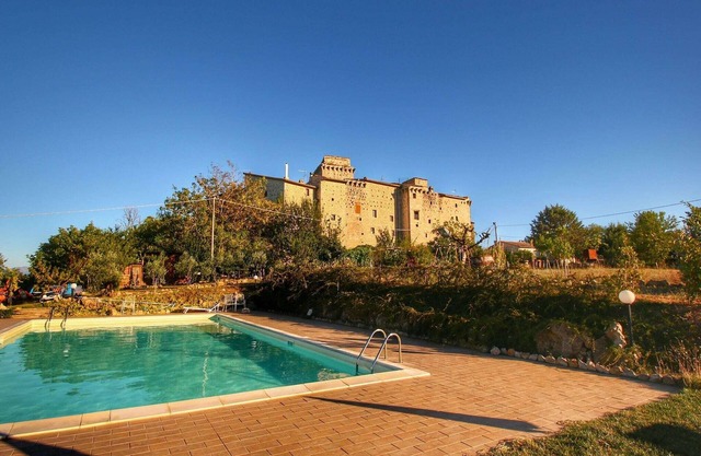 Château médiéval avec piscine en forêt en Ombrie