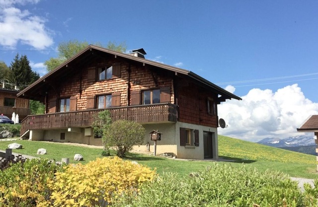 Un vrai chalet tout en bois dans un village typique haut savoyard