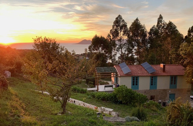 UNA RARA AVIS - maison solaire avec vue sur la mer