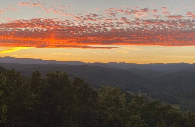 Unbeatable VIEWS! Hot tub & Fire Pit!