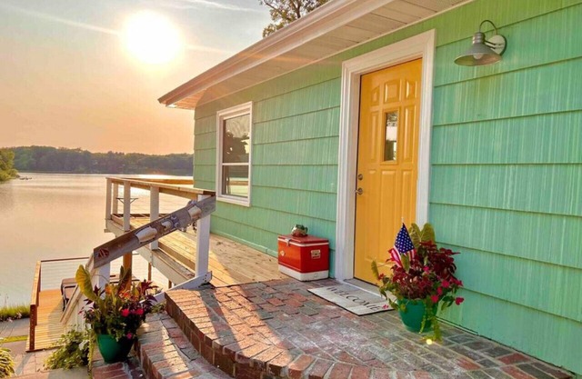 UncleLarry's LakePlace, Hot Tub