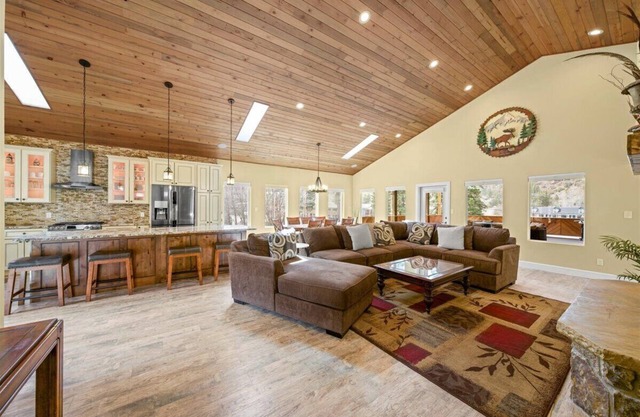 Uncompahgre Lodge 8BR/5BA - Smaller group ask us about our rates for fewer rooms