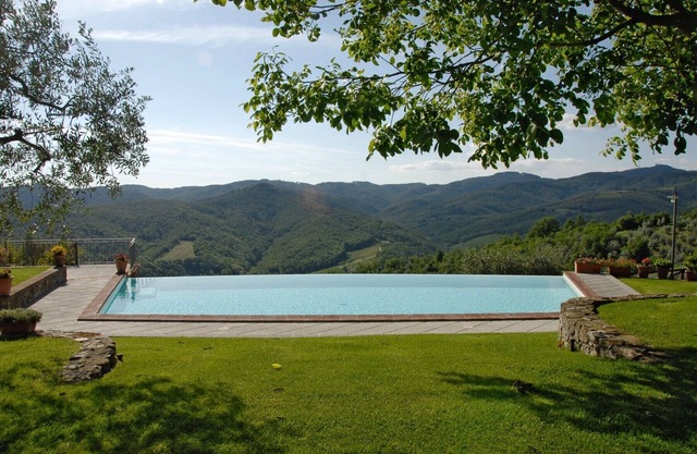 Sous le soleil du Chianti. Vue, piscine et jacuzzi pour votre famille
