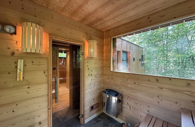 Under the pines with sauna and jacuzzi (Emilie)