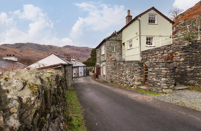 UNDERFELL, family friendly, character holiday cottage in Chapel Stile