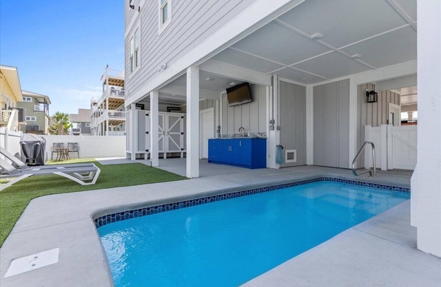 Undoer of Knots is a luxurious beach home with 6 bedrooms designed for relaxation.