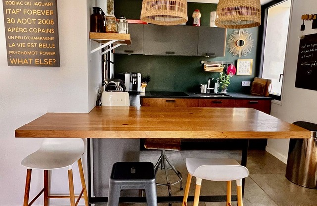 Une maison de vacances en ville ! Style année 70 avec climatisation et piscine