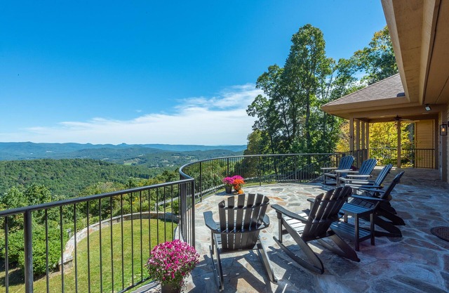 Power, Water & WiFi! Mtn Views, Hot Tub + Fireplaces, Sauna, Small Events!