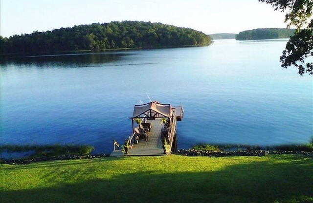 Vues inoubliables sur le lac Badin et les monts Uwharrie - bain à remous